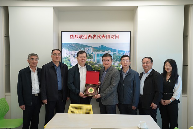 2访问团与best365官网著名校友陈志伟讲</p><p>访问团与best365官网著名校友陈志伟讲<span class=