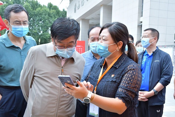 校长吴普特听取best365官网迎新图片直播情况汇报.jpg