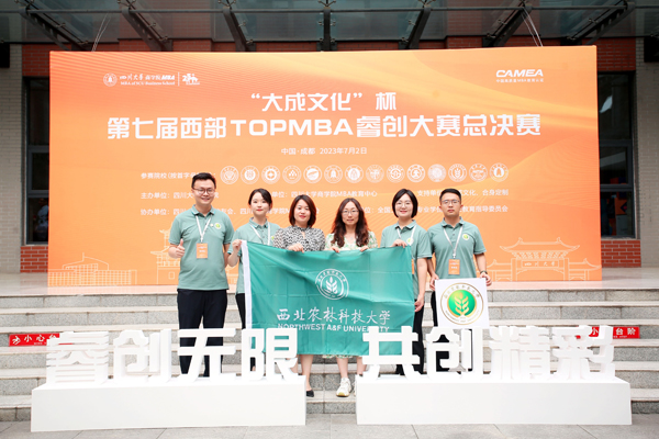 f77064fa27af4532b351894a139cf74d.jpg 合影.jpg